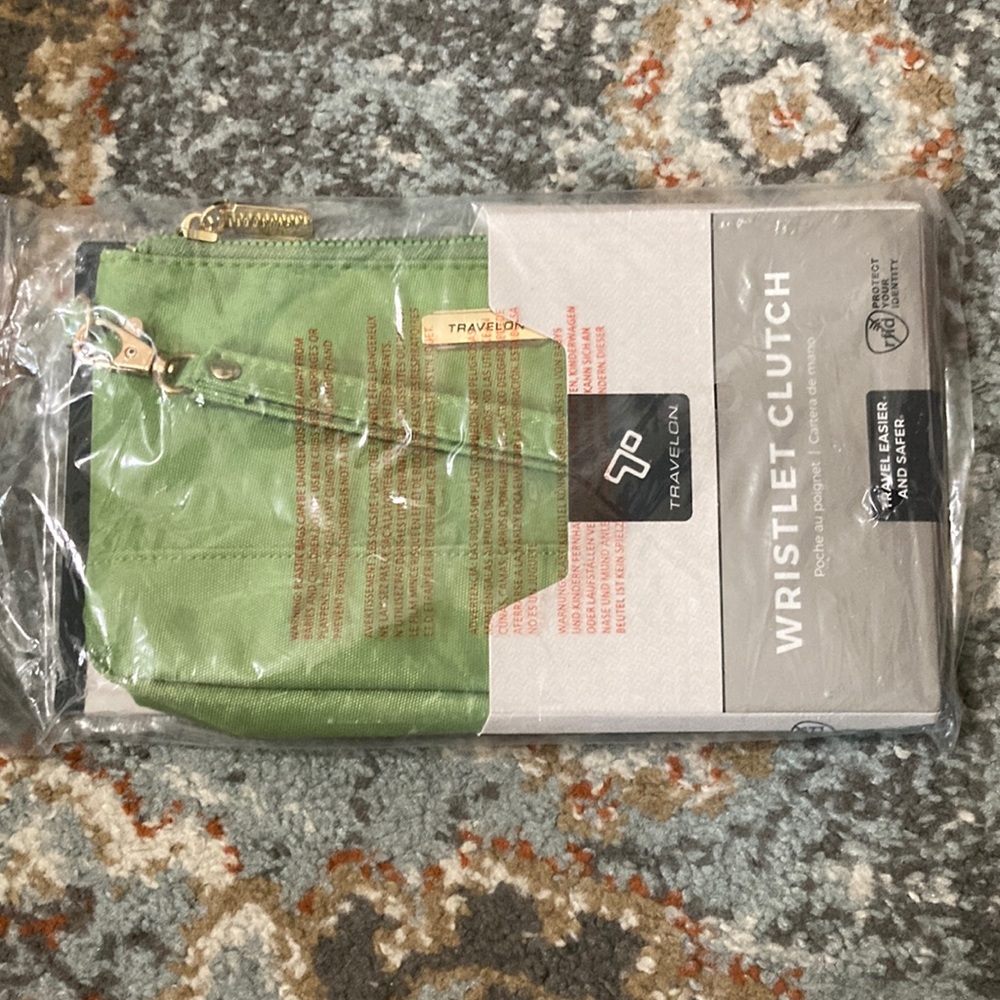 Travelon Clutch Wrislet